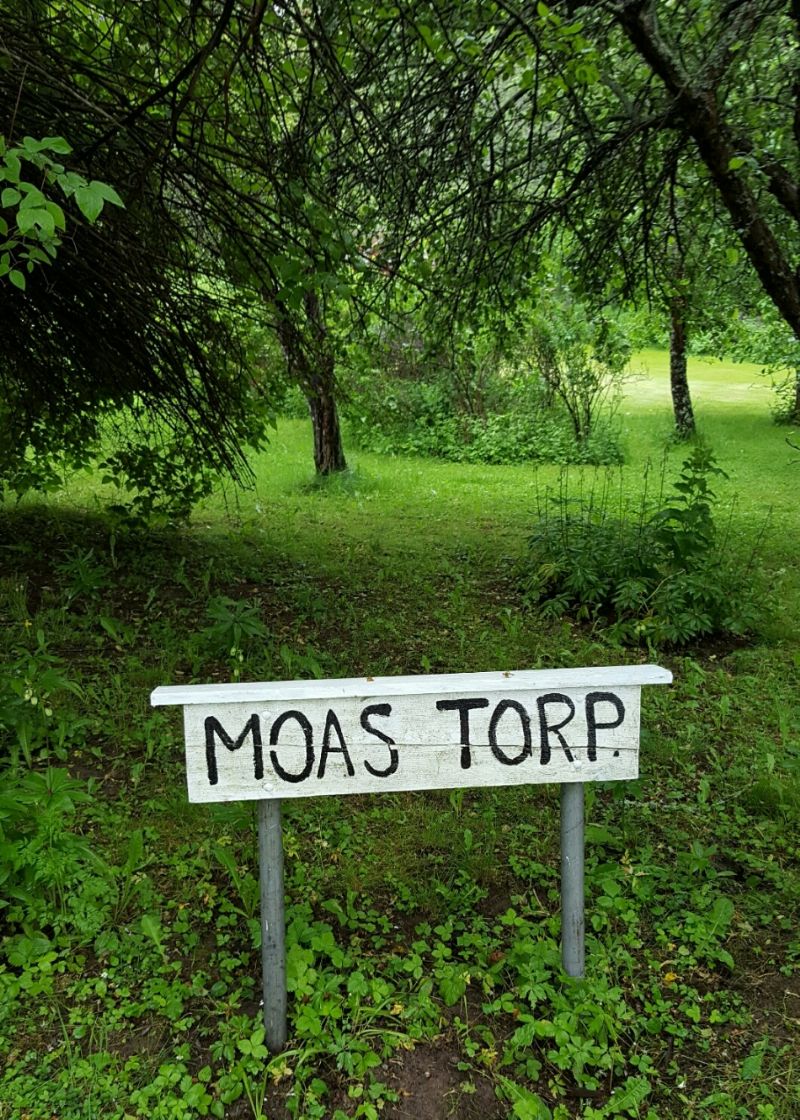 Skylten talar om vems torpet en gång var. Det är fortfarande i släktens ägo. Barnbarnet Harriet bor i Sorunda och Moas vänner har oftast sitt årsmöte här och gör utflykter hit.